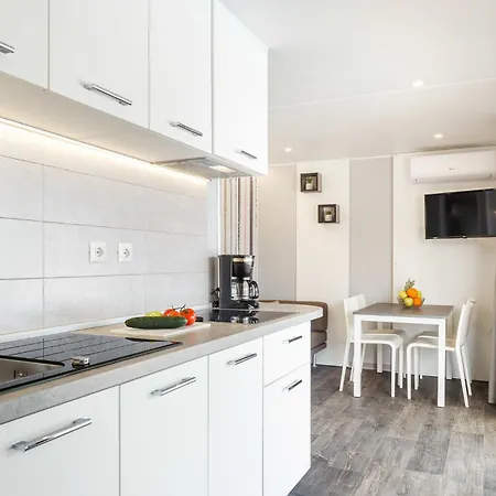 منتزه العطل Mobile Homes With Pool In Tar - Porec-istrien 38572 *